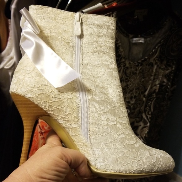 Midnight Velvet Shoes - NWOB Lace Ankle Boots